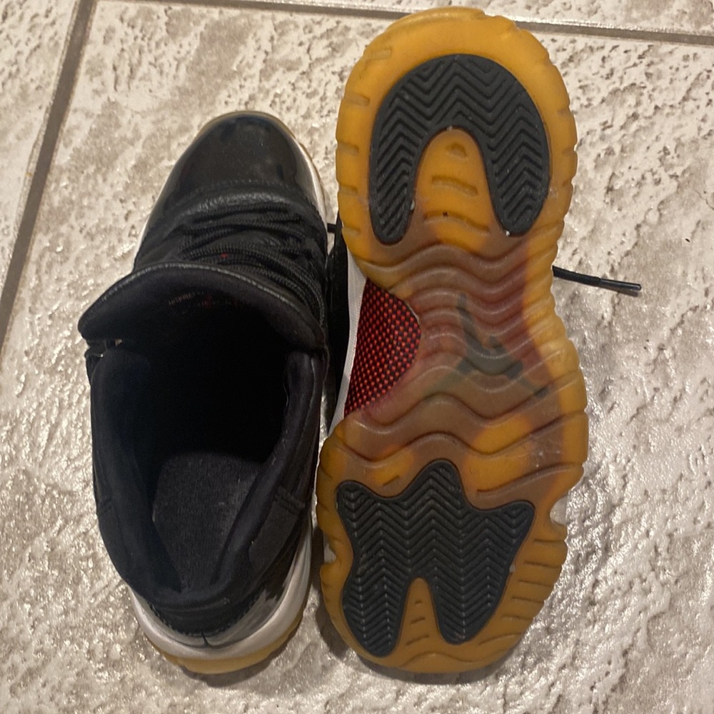 Jordan 11 - Picture 2 of 3